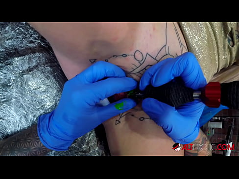 ❤️ Tsis tshua muaj tattooed hottie Sully Savage tau txais tattoo ntawm nws clitoris ❤️  Fucking video  ntawm porn hmn.dienlanhbk.top